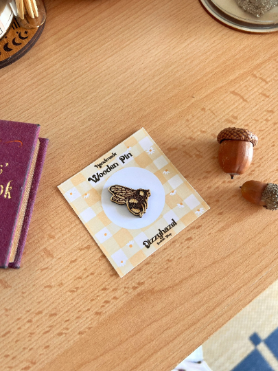 Wooden handmade pins (Bee Friends)