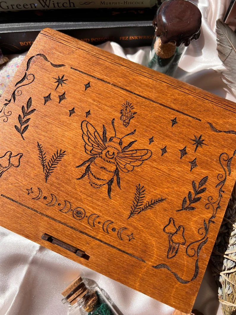 Wooden box with lock (Bee)