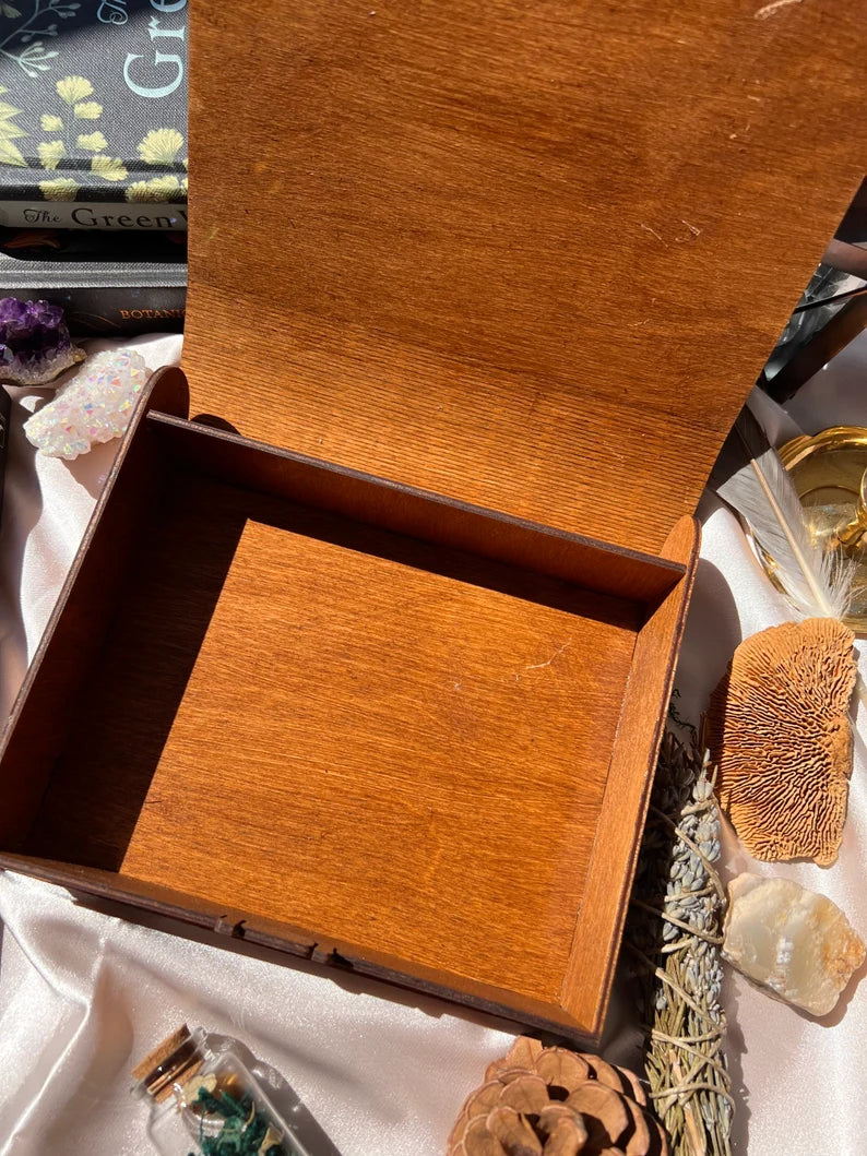 Wooden box with lock (Bee)