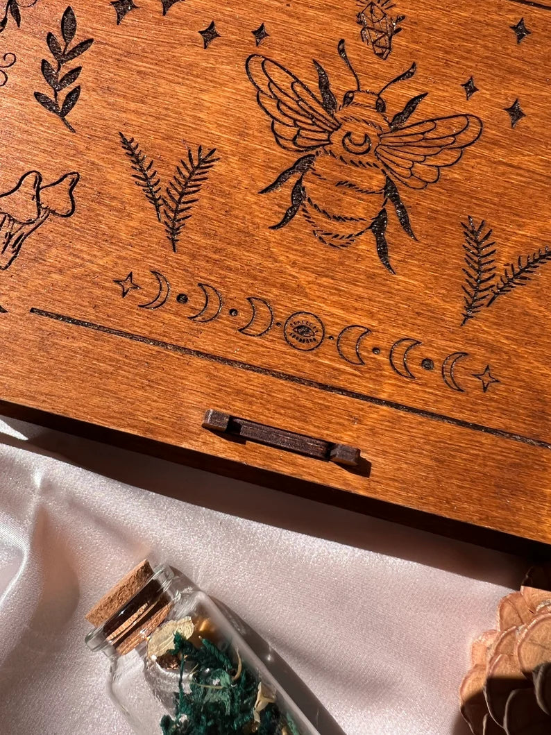 Wooden box with lock (Bee)